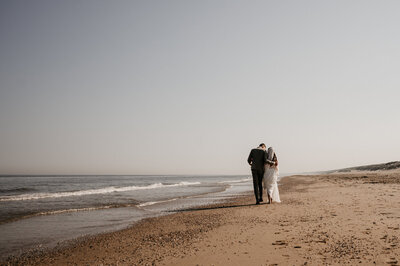 Bruidspaar op het strand.