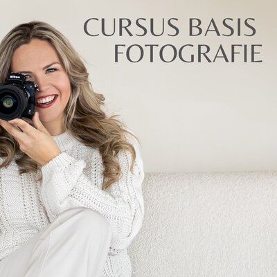 Vrouw houd Nikon Z6II vast