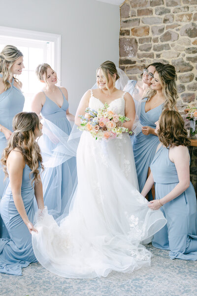 bride-bridesmaids-getting-ready