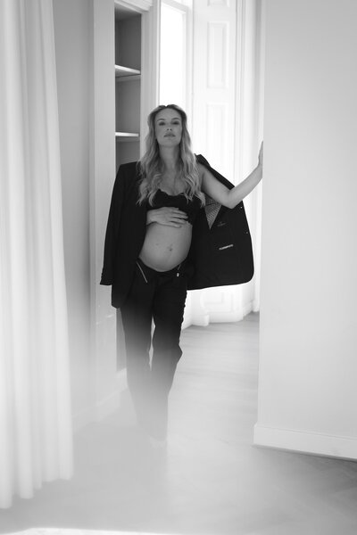 Artistieke zwangerschapsfotoshoot in daglicht studio Mae Maison in Veghel
