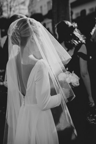 bride-with-veil