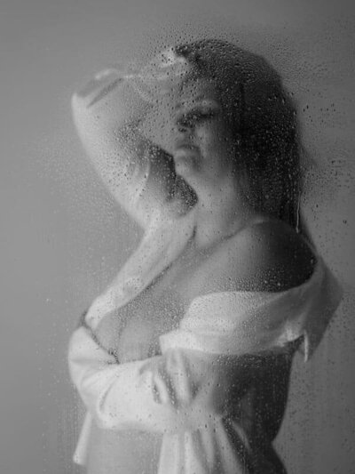 Zwart-wit foto van vrouw met gesloten ogen — verbinding met jezelf tijdens een boudoirshoot in Oost-Vlaanderen

