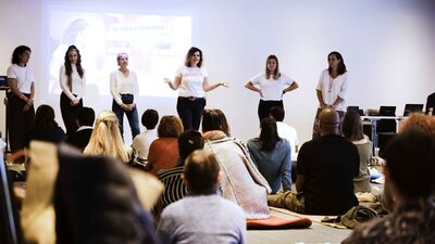 Séance de respiration collective pour la formation breathwork