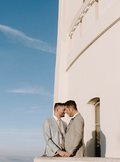 couple kissing on balcony LQBTQ+