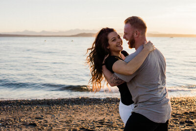 engagement photos in seattle at alki beach