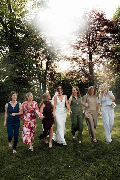 Groepsfoto met vriendinnen tijdens bruiloft bij Delbrock in Maastricht door trouwfotograaf Linda Photography