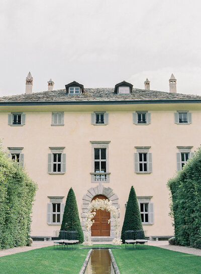 villa balbiano front entrance with arch