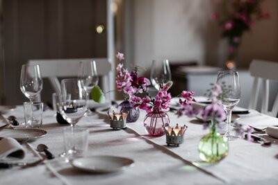 hand som håller penna och skriver i en kalender, miljö – café