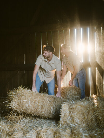Natural family photos at noon in Ingersoll, Ontario