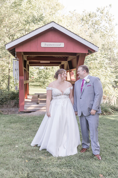 Detroit Michigan wedding couple posing