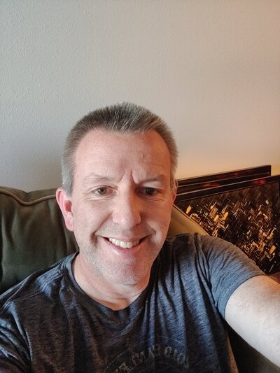 Modern and authentic dating profile photo session for singles near Minneapolis and St. Paul.