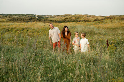 Familiefotograaf in de regio leiden legt een gezin in de natuur vast.