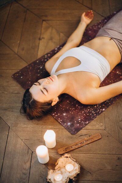 meditierende Frau auf boden, reiki, yoga, website credits light soul woman