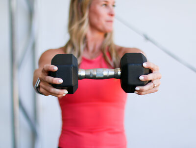 Brianne holding dumbell-31 ThirtyCoaching