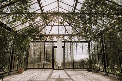 Hangende jurk in de kas bij Tuin de Lage Oorsprong tijdens een mooie bruiloft