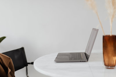 kaboompics_macbook-pro-15-laptop-and-iphone-11-pro-on-a-marble-table-13712