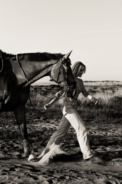 Vrouw rent met haar twee dobermanns weg