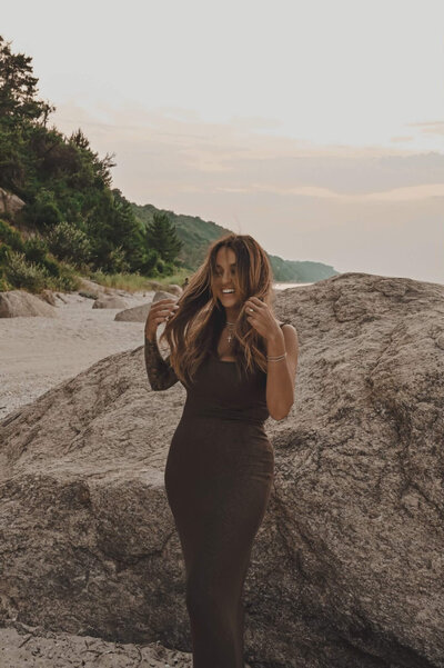 long-island-ny-hair-stylists-posing-on-beach-photo(2)