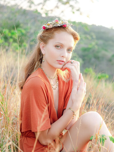 Portrait Belle femme 40 ans en studio, robe élégante assise sur le canapé