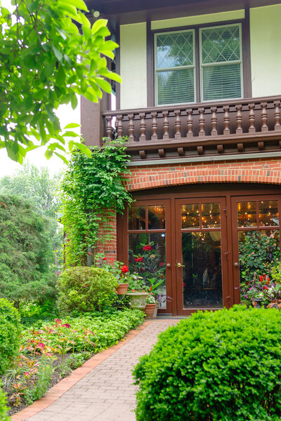 Unique and romantic summer wedding at Gramercy Mansion in Baltimore Maryland