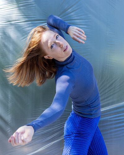 blue-sunshine-outside-dancer-photography