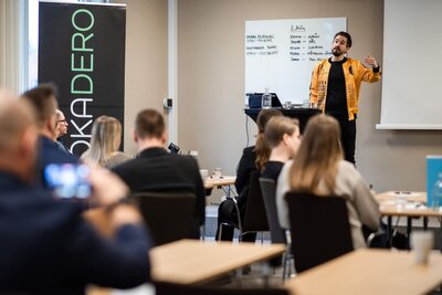 porträttfoto av en kvinnlig företagare i utomhusmiljö
