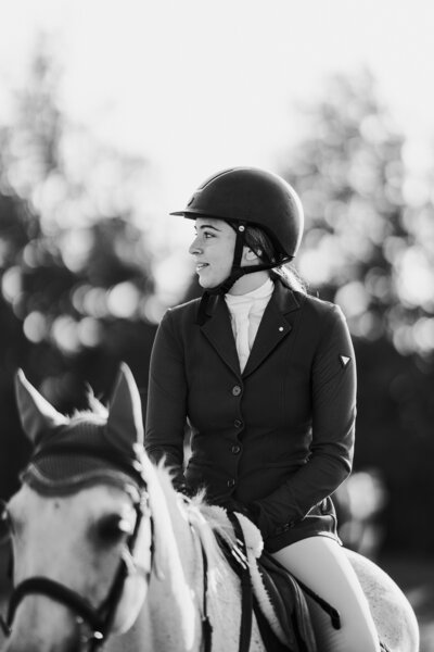 a english rider sitting on her horse looking off into the distance at a horse show captured by a private client photographer in ontario