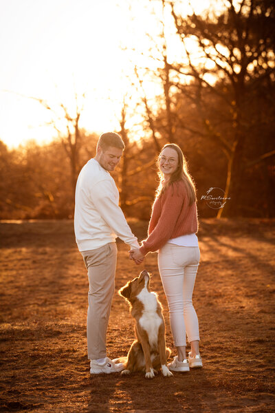 Koppel met hond op buitenlocatie in Nijlen tijdens een hondenfotoshoot. 
