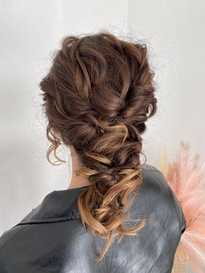 Kapsalon gespecialiseerd in krullen. Haarkleuring, balayage en foilayage, haar snit en brushing, haarkapsels. Krullen kapper, haarsalon Beezel Antwerpen.
