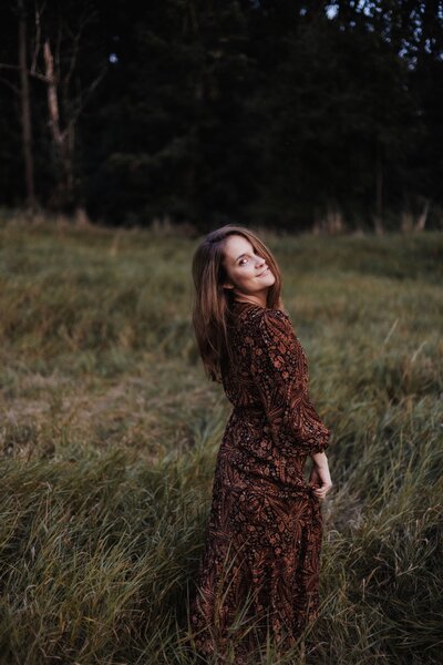 Outdoor Portrait von Fotografin Jule Kreher auf einer Wiese