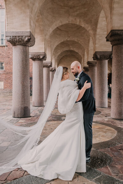 brudpar som kysser bröllop bergendal stockholm
