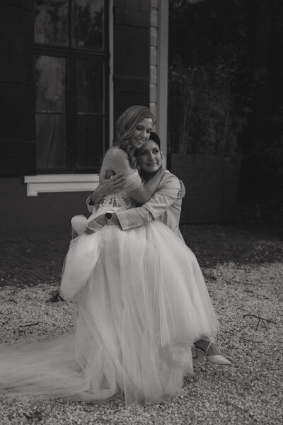 heartful-moment-between-mother-and-daughter-on-a-wedding-day-photography-amsterdam-inhousecapture