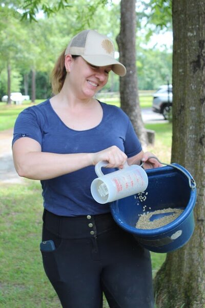 rachel_pouring_food