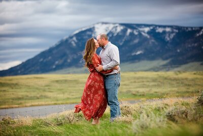 Couple kissing in front of Elk Mountain