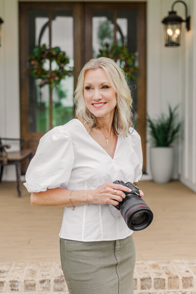 Jennifer Lynn, a Dallas Fort Worth wedding and family photographer, is known for her light and timeless style that captures genuine moments with elegance and warmth. Based in DFW, she serves couples and families with a calm presence and a heartfelt approach behind the lens.