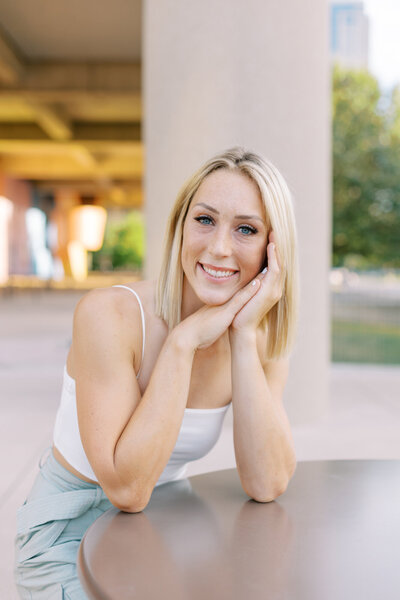 Photo taken by Monette Wagner Photography of high school senior girl posing with elbows on table in Indianapolis downtown