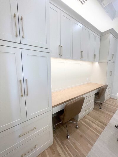 Frisco interior design for modern living in a small office, featuring grey and white furniture and a large closet for optimal organization.