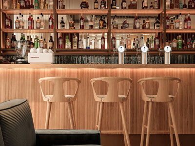 Bar in der Lobby des Hotels the breeze.