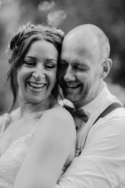 Spontaan moment van bruid en bruidegom fotograaf in Spijkenisse