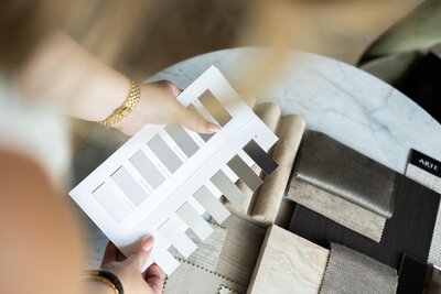 Interieurstylist maakt materialen plan voor interieuradvies