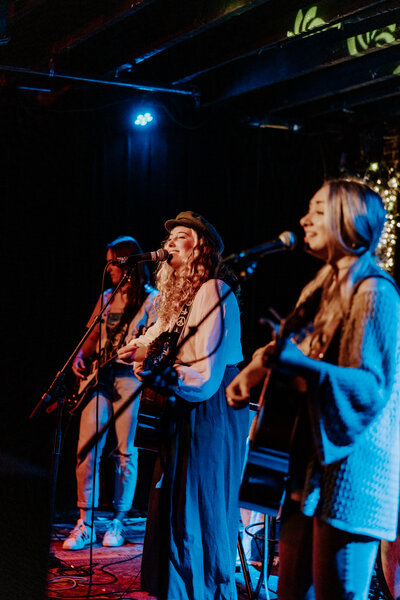 Sammi & all-female band