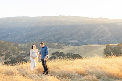 Couples beautiful moments holding hands on a mountain