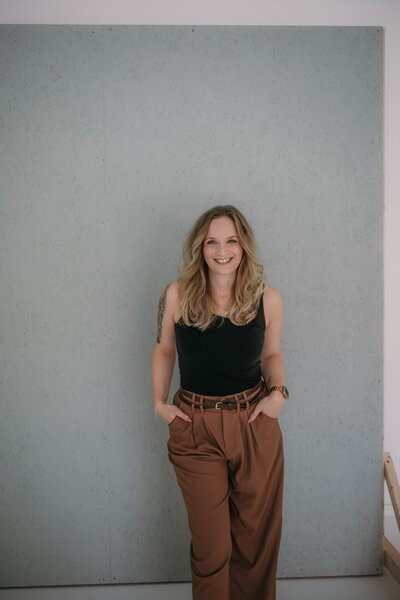Wedding Photographer Karin Busch from L.A. is standing in front of a backdrop smiling.
