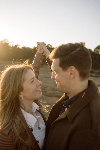 Liefdevolle pre-wedding fotoshoot op buitenlocatie - dansen