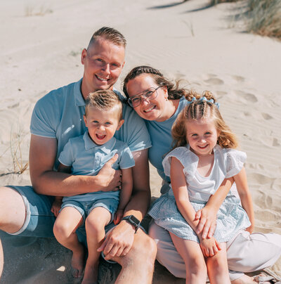 Gezinsfotografie in de duinen van Zandvoort – spontane familieportretten