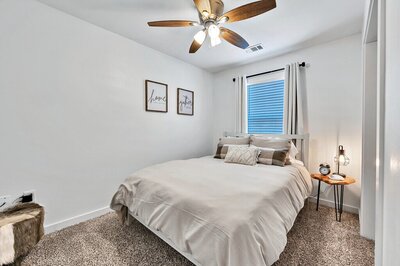 Queen size bed in this 2-bedroom, 1 bathroom vacation rental home located 4 minutes from delicious Magnolia Table and 5 minutes from the beautiful Baylor campus in Waco, TX