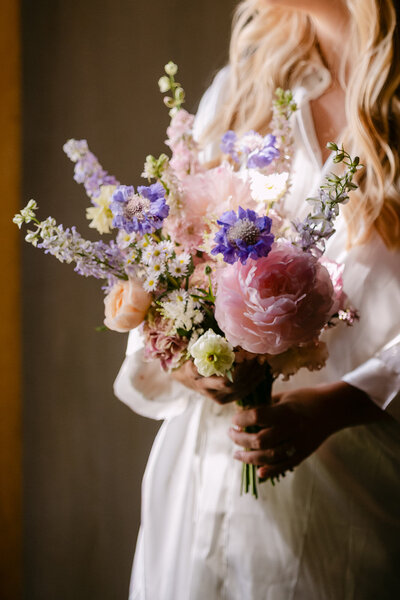 Koppel met romantische bloemen huwelijk
