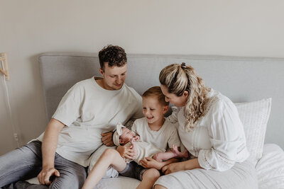 Fotograaf Medemblik newborn moederschap baby  gezin