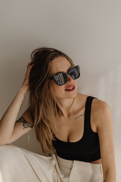 kaboompics_simplistic-sophistication-a-fashion-photoshoot-with-a-stunning-model-in-neutral-minimalist-outfits-30870