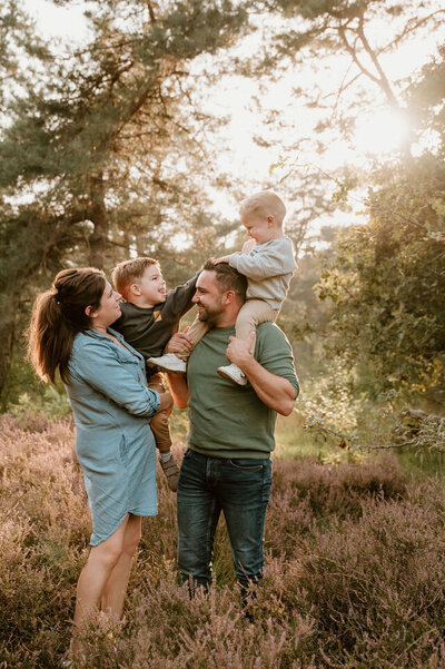 foto van gezin met 2 kinderen